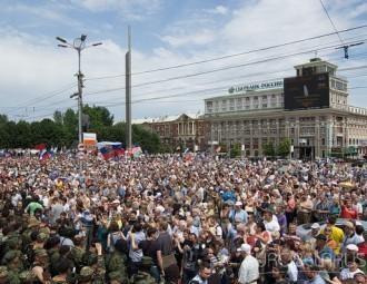 On election day in Donetsk people were thinking and shouting slogans about the war