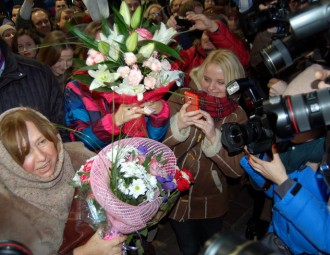 Culmination. People in the airport welcomed Sviatlana Alexievich with flowers and books (photos)