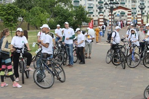 European diplomatic corps changed for bikes in defence of climate (photo)
